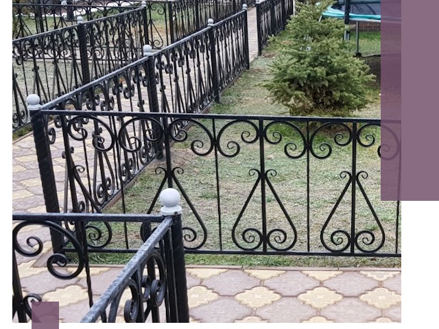 Кованые газонные ограждения под ключ в Слободской
